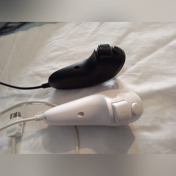 Nintendo Black and White Controllers - Picture 7 of 7